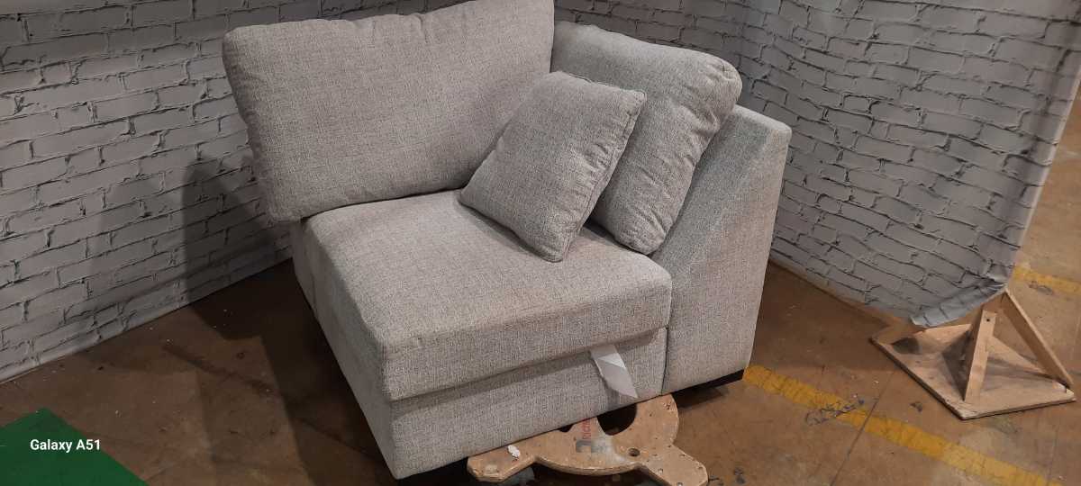 Omaha-Exclusive 5 Piece Sectional - Gallery Image 8